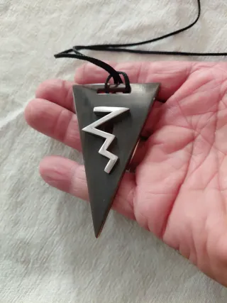 Ciondolo in corno naturale e argento 925 + laccio.