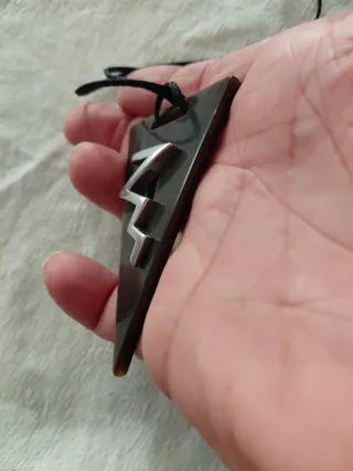 Ciondolo in corno naturale e argento 925 + laccio.