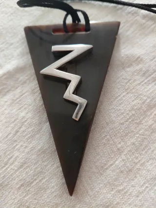 Ciondolo in corno naturale e argento 925 + laccio.