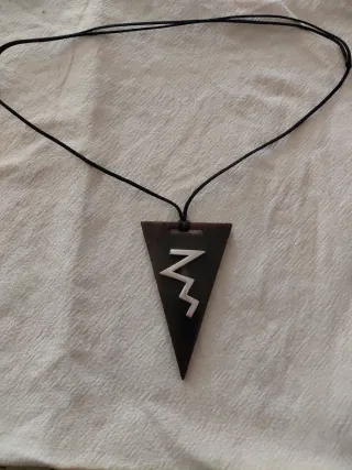 Ciondolo in corno naturale e argento 925 + laccio.