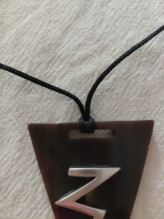 Ciondolo in corno naturale e argento 925 + laccio.