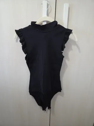 Body negro con volantes