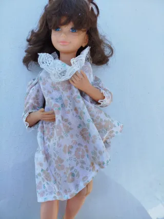 Muñeca vintage con vestido floral