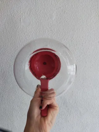 Bule de vidro e plástico vermelho