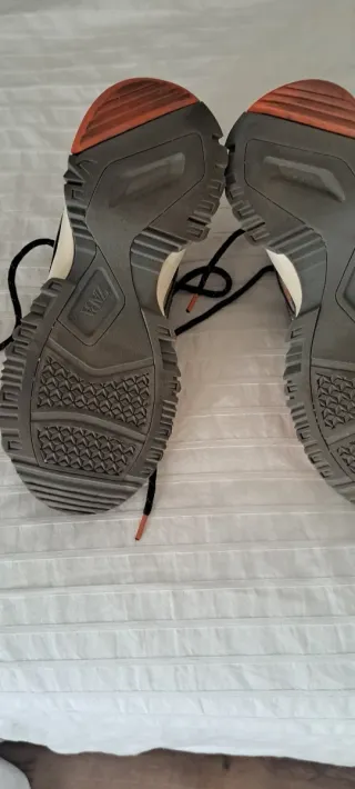 Zapatillas deportivas verdes y naranjas