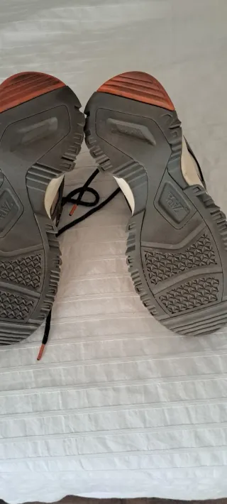 Zapatillas deportivas verdes y naranjas