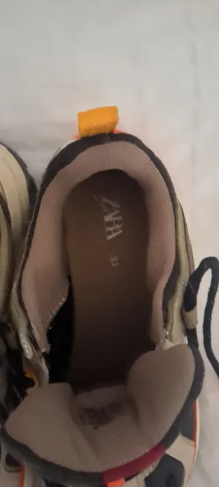 Zapatillas deportivas verdes y naranjas