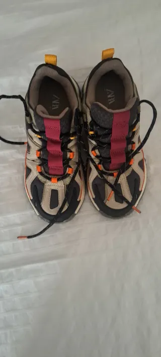 Zapatillas deportivas verdes y naranjas