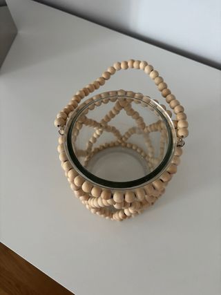 Portacandele in vetro con perline di legno