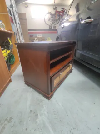 Mueble bajo TV madera y mimbre