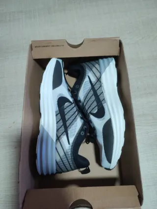 Nike Lunar Roam gris y blanco