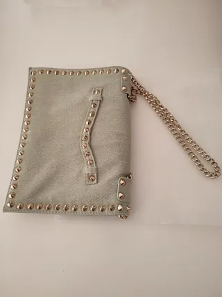 Bolso Clutch con Tachuelas y Cadena.