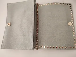 Bolso Clutch con Tachuelas y Cadena.