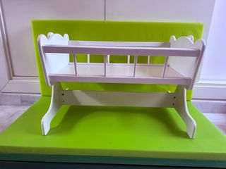 Cuna balancín de madera blanca