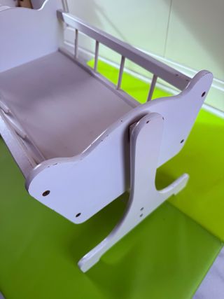 Cuna balancín de madera blanca