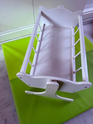 Cuna balancín de madera blanca