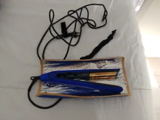 Plancha de pelo azul y dorada