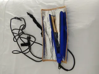 Plancha de pelo azul y dorada