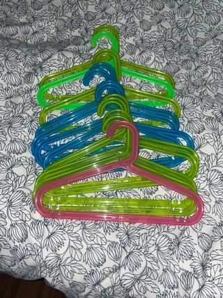 12 perchas de plástico