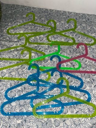 12 perchas de plástico