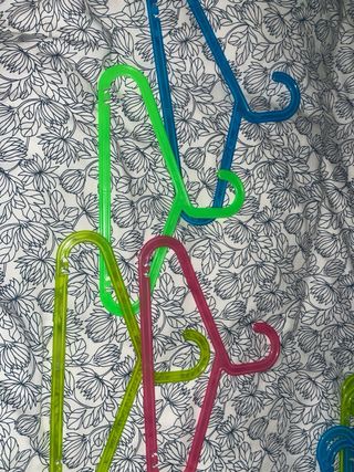 12 perchas de plástico