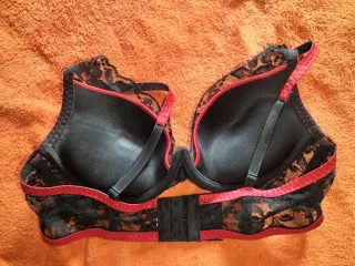 Sujetador push up encaje negro y rojo