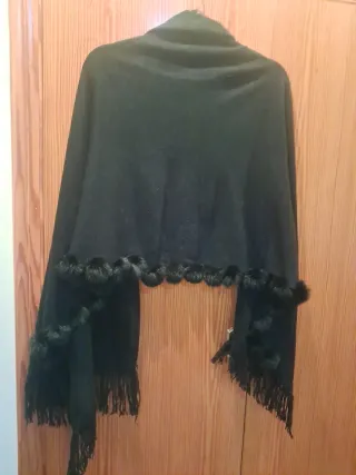 Chal de invierno negro con flecos