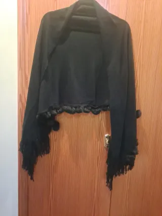 Chal de invierno negro con flecos