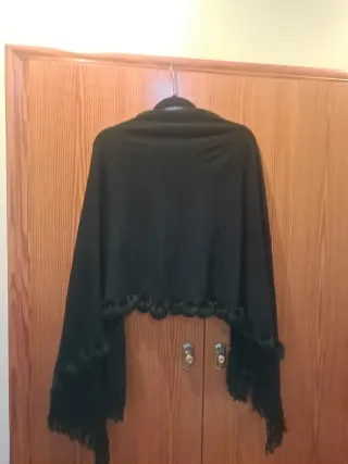 Chal de invierno negro con flecos