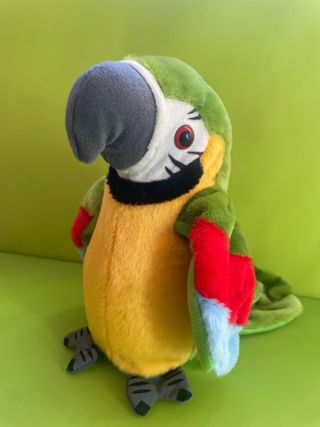 Peluche Loro Canta, Baila y Graba