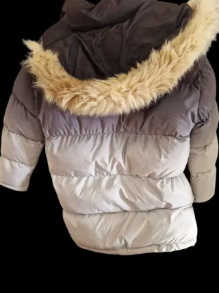 Chaquetón plumífero con capucha y pelo