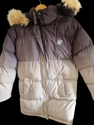 Chaquetón plumífero con capucha y pelo