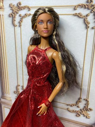 Barbie esclusiva Indira con abito rosso brillante