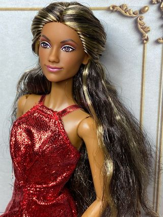 Barbie esclusiva Indira con abito rosso brillante