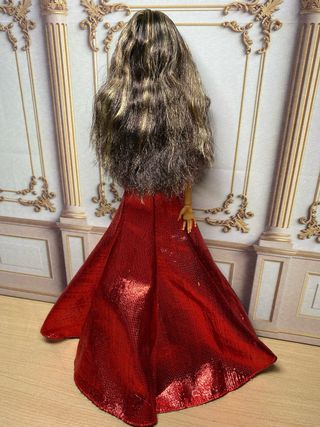 Barbie esclusiva Indira con abito rosso brillante
