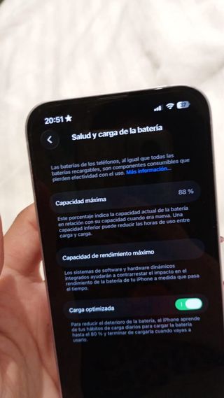 iPhone 14 Viola con custodia