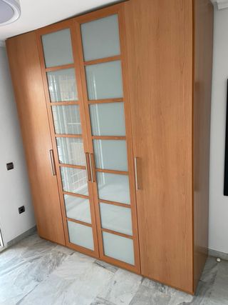 Armario de madera con puertas de cristal