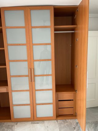 Armario de madera con puertas de cristal