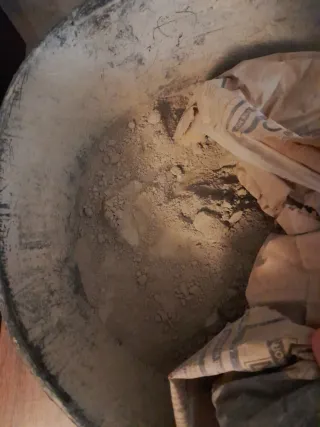 Herramientas de construcción y cemento