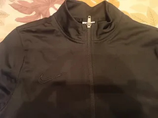 Chaqueta chándal deportiva Nike negra