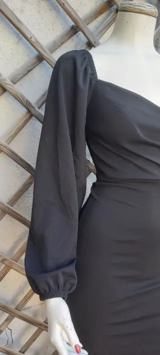 Elegante abito nero maniche a palloncino