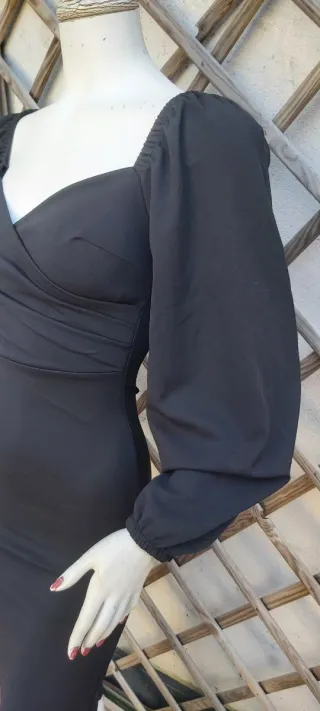 Elegante abito nero maniche a palloncino