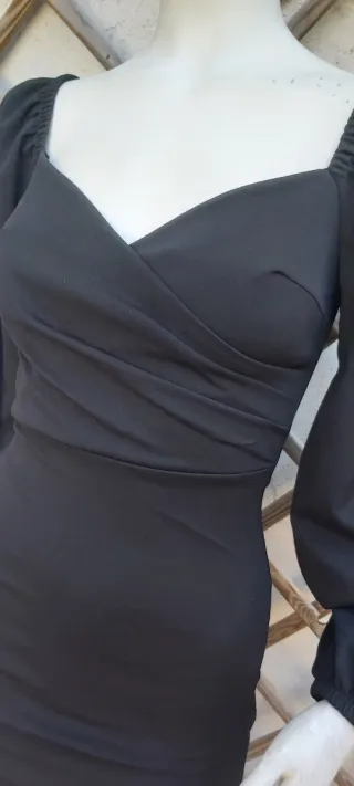 Elegante abito nero maniche a palloncino