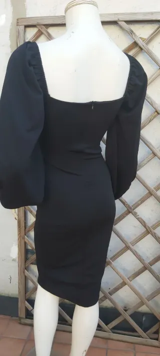 Elegante abito nero maniche a palloncino