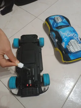 Coche teledirigido deportivo azul
