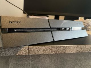 Consola Sony PS4 Negra 500gb.  Con mando y juegos.