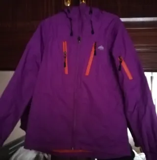 Chaqueta cortavientos morada y naranja