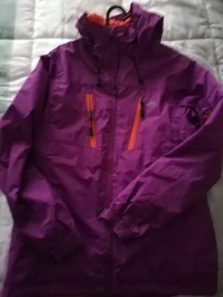 Chaqueta cortavientos morada y naranja