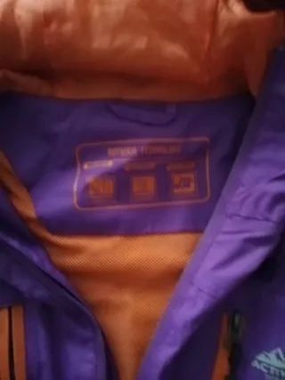 Chaqueta cortavientos morada y naranja