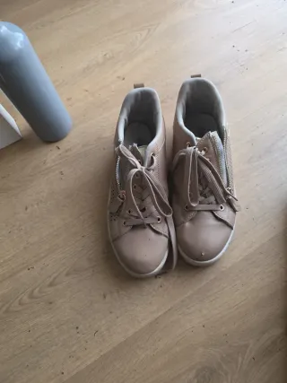 Zapatos beige mujer con cremallera y detalles dora